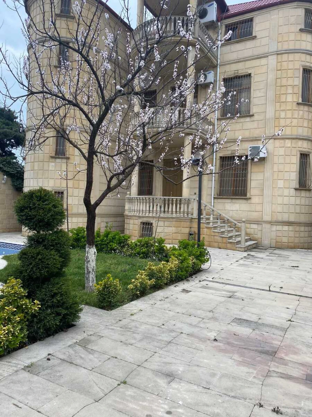 Satılır 6 otaqlı həyət evi 360 m²