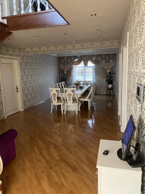 Satılır 8 otaqlı həyət evi 420 m²