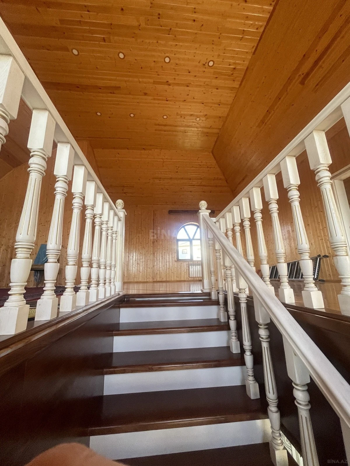 Satılır 8 otaqlı həyət evi 420 m²