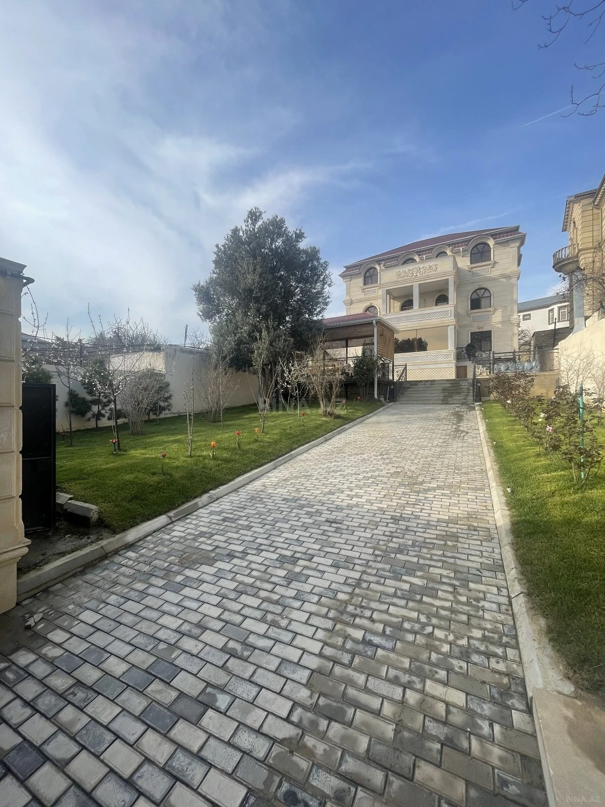 Satılır 8 otaqlı həyət evi 420 m²