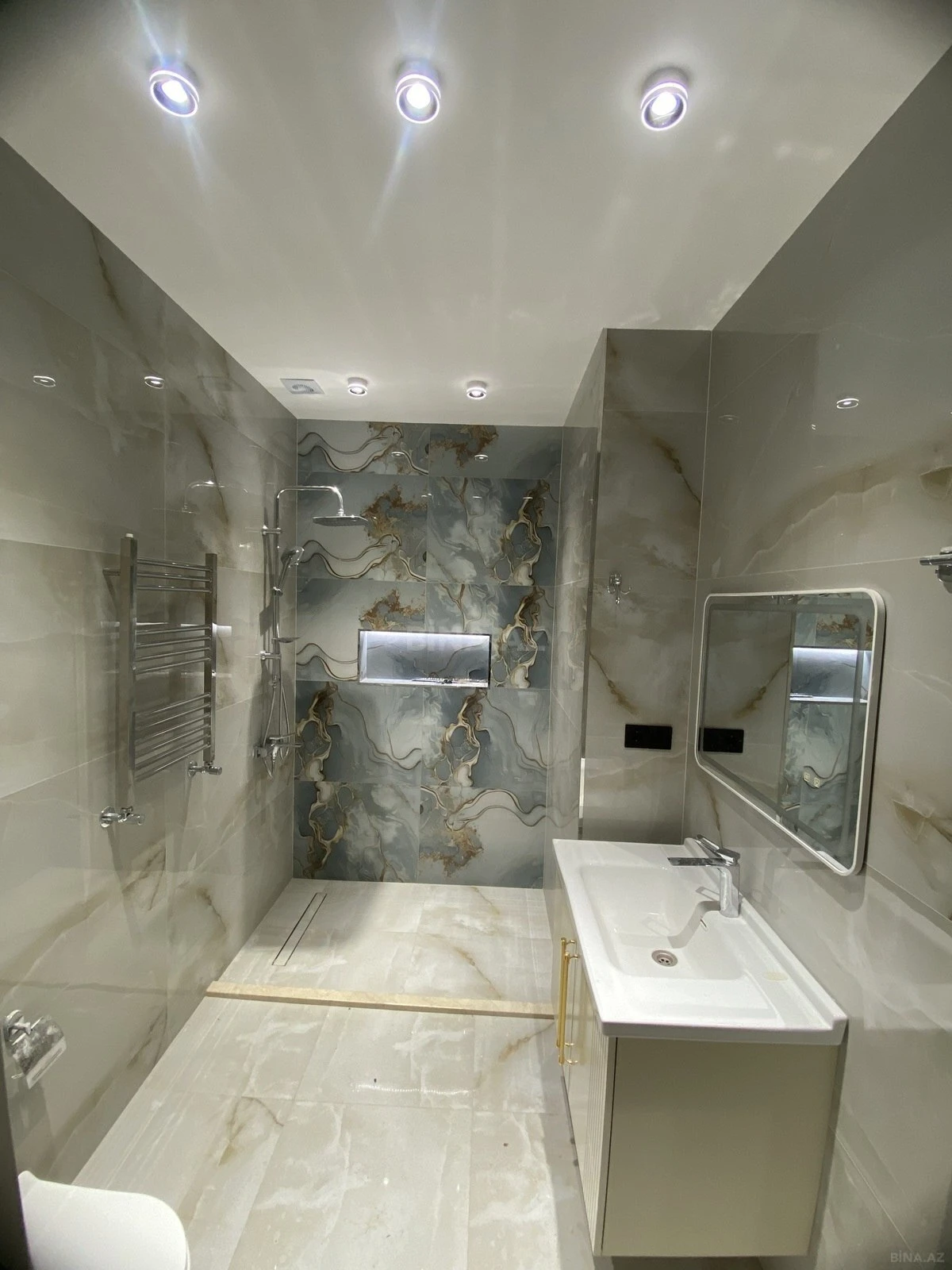 Satılır 2 otaqlı mənzil 75 m²