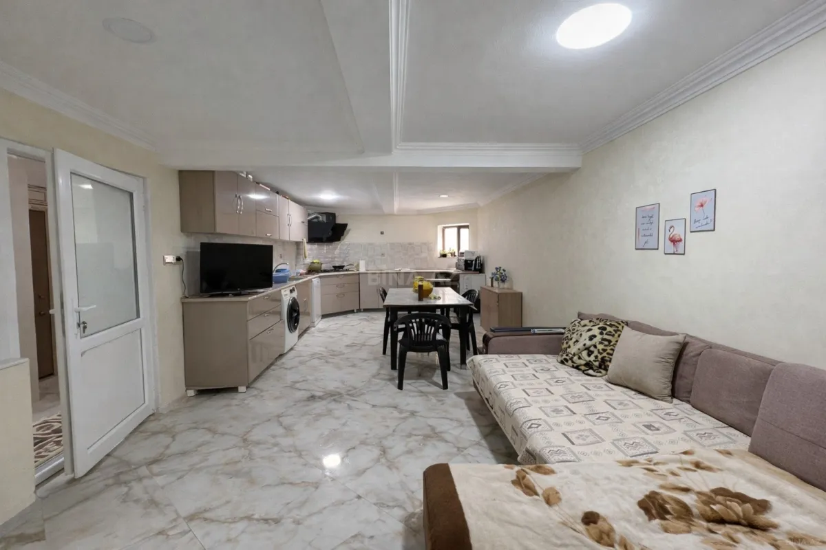 Satılır 6 otaqlı həyət evi 250 m²