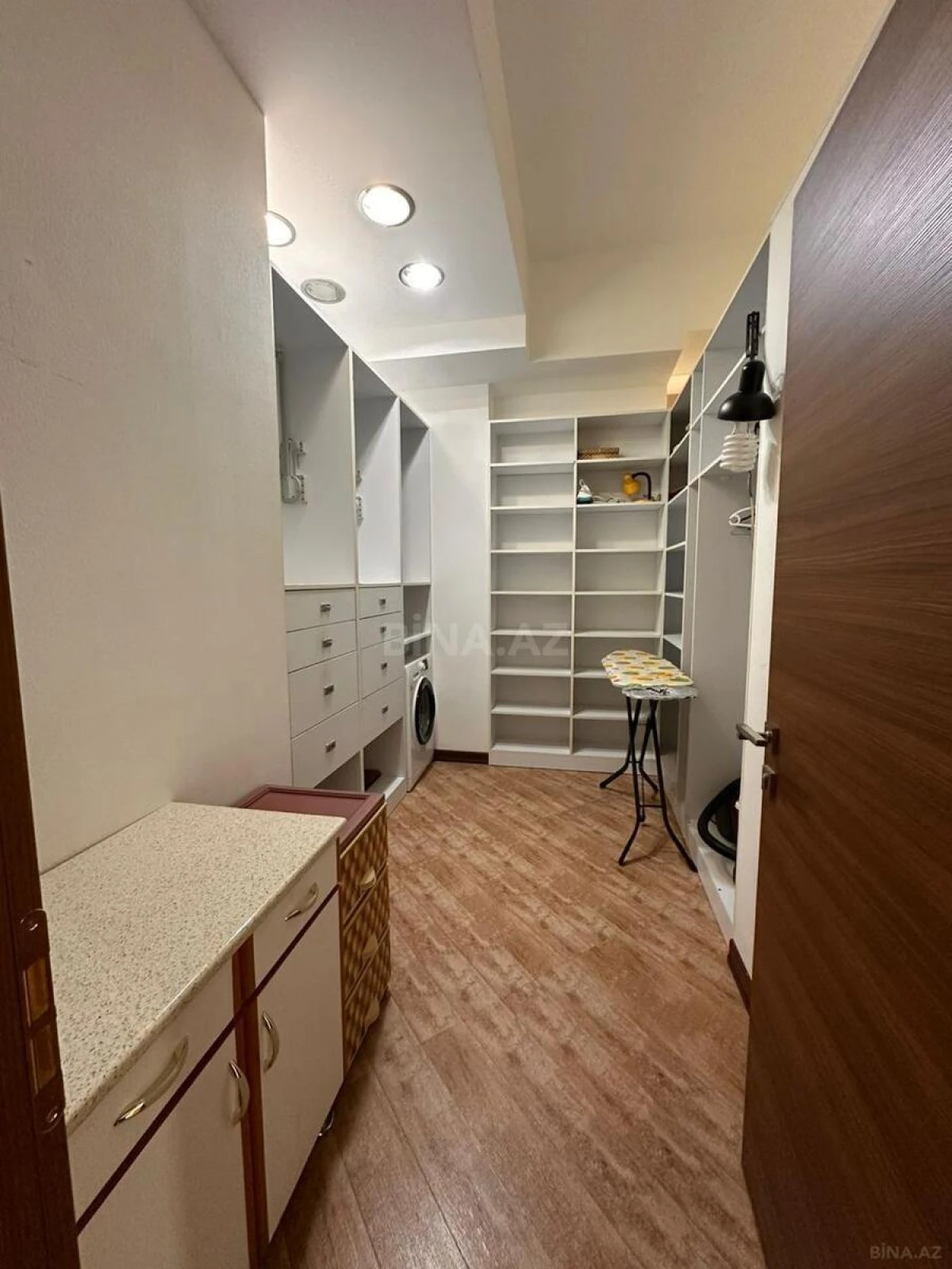 Satılır 4 otaqlı mənzil 230 m²