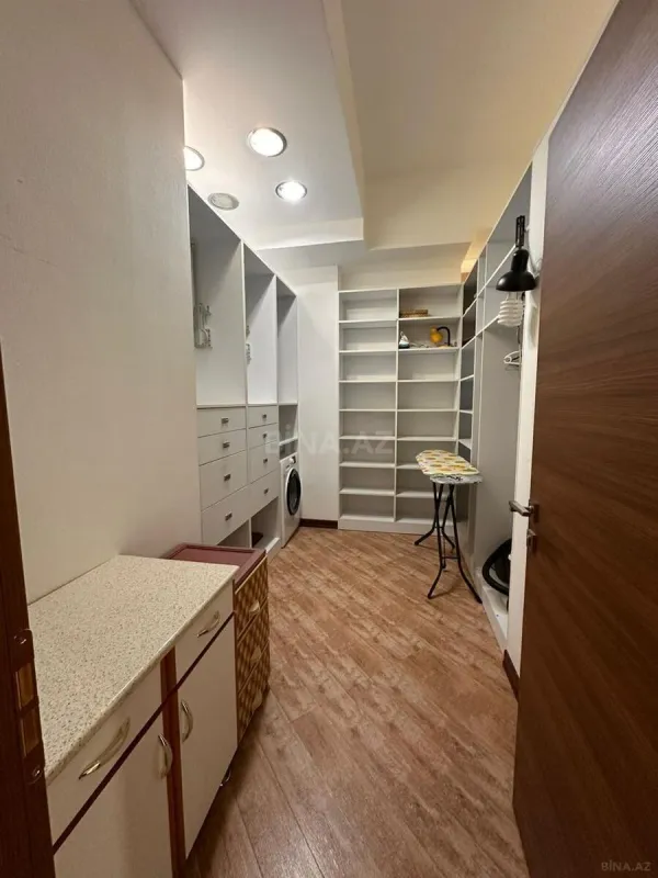 Satılır 4 otaqlı mənzil 230 m²