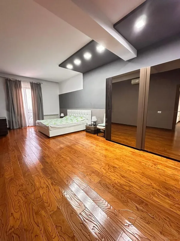 Satılır 4 otaqlı mənzil 230 m²