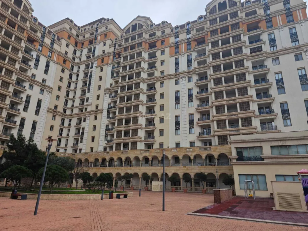 Satılır 4 otaqlı mənzil 230 m²