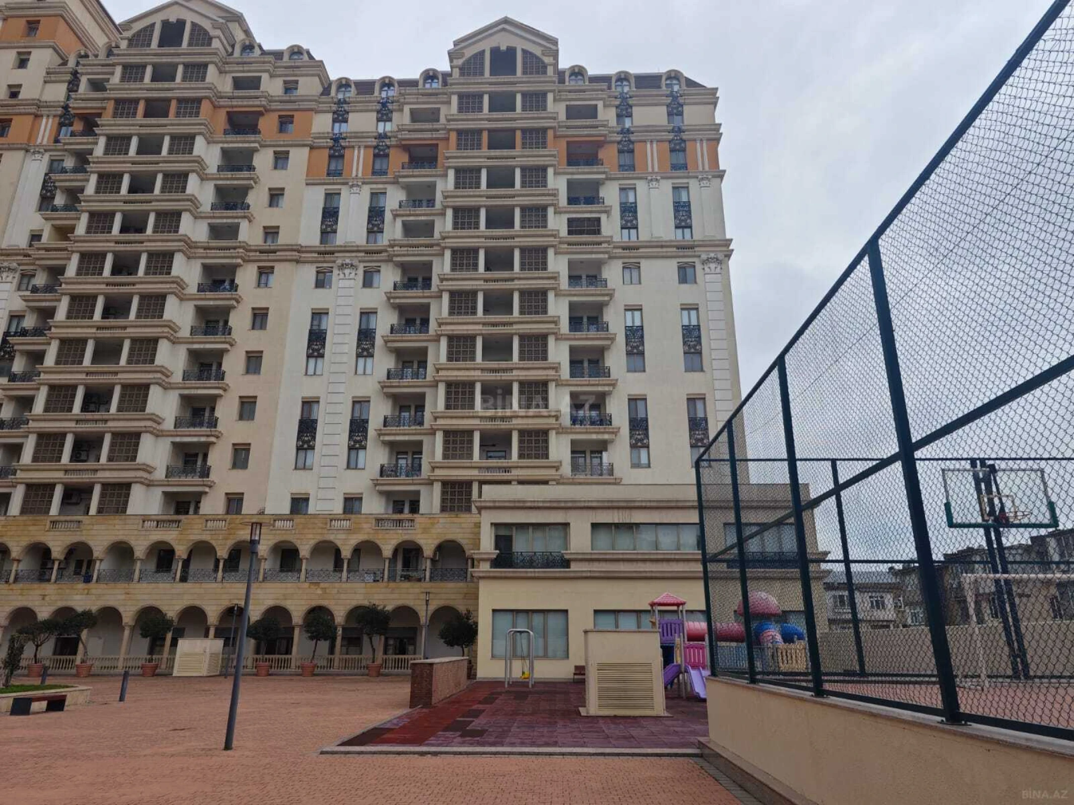 Satılır 4 otaqlı mənzil 230 m²