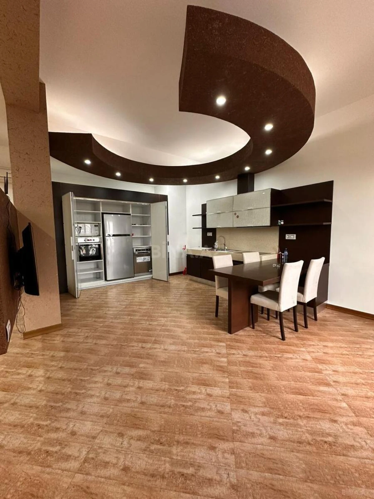 Satılır 4 otaqlı mənzil 230 m²