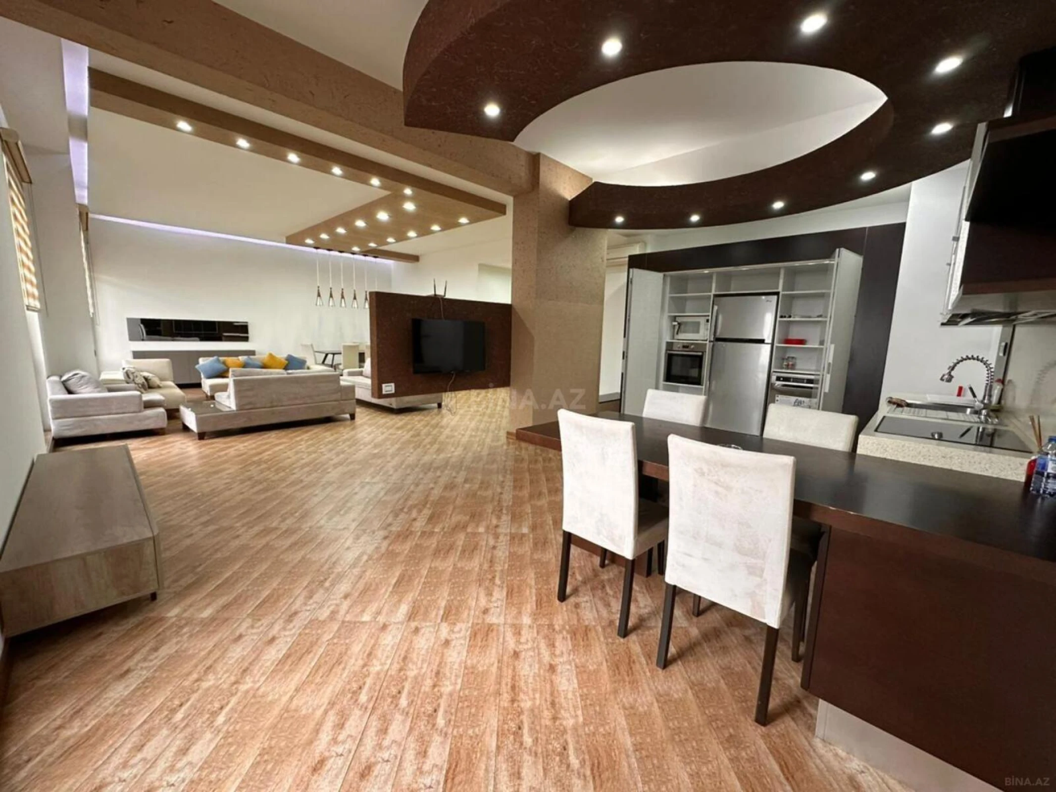 Satılır 4 otaqlı mənzil 230 m²