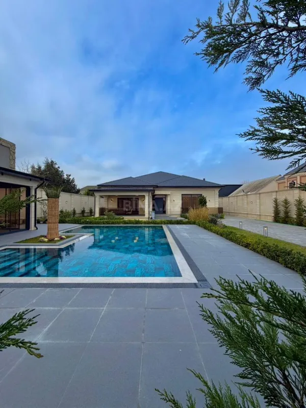 Satılır 5 otaqlı həyət evi 300 m²