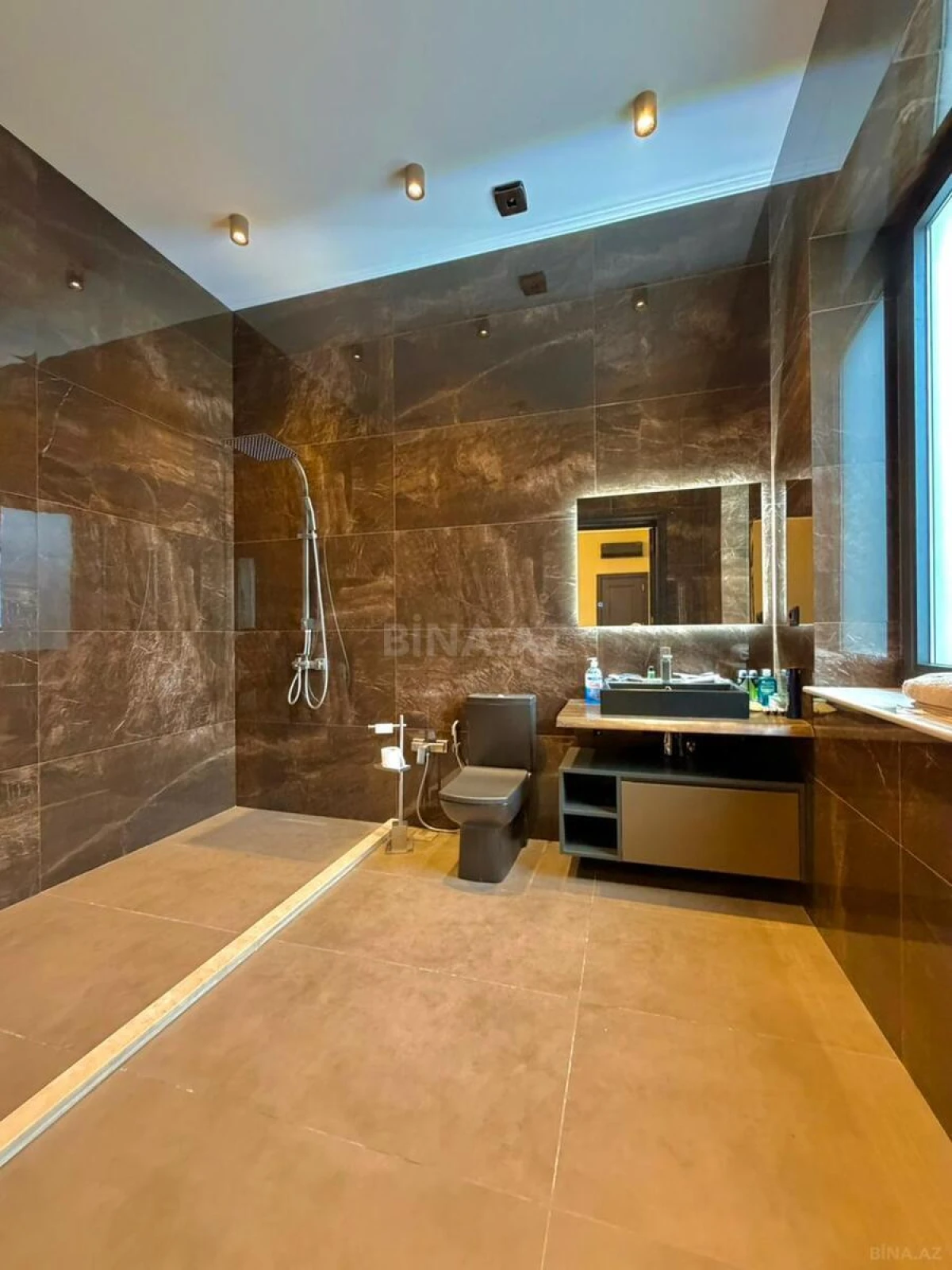 Satılır 5 otaqlı həyət evi 300 m²