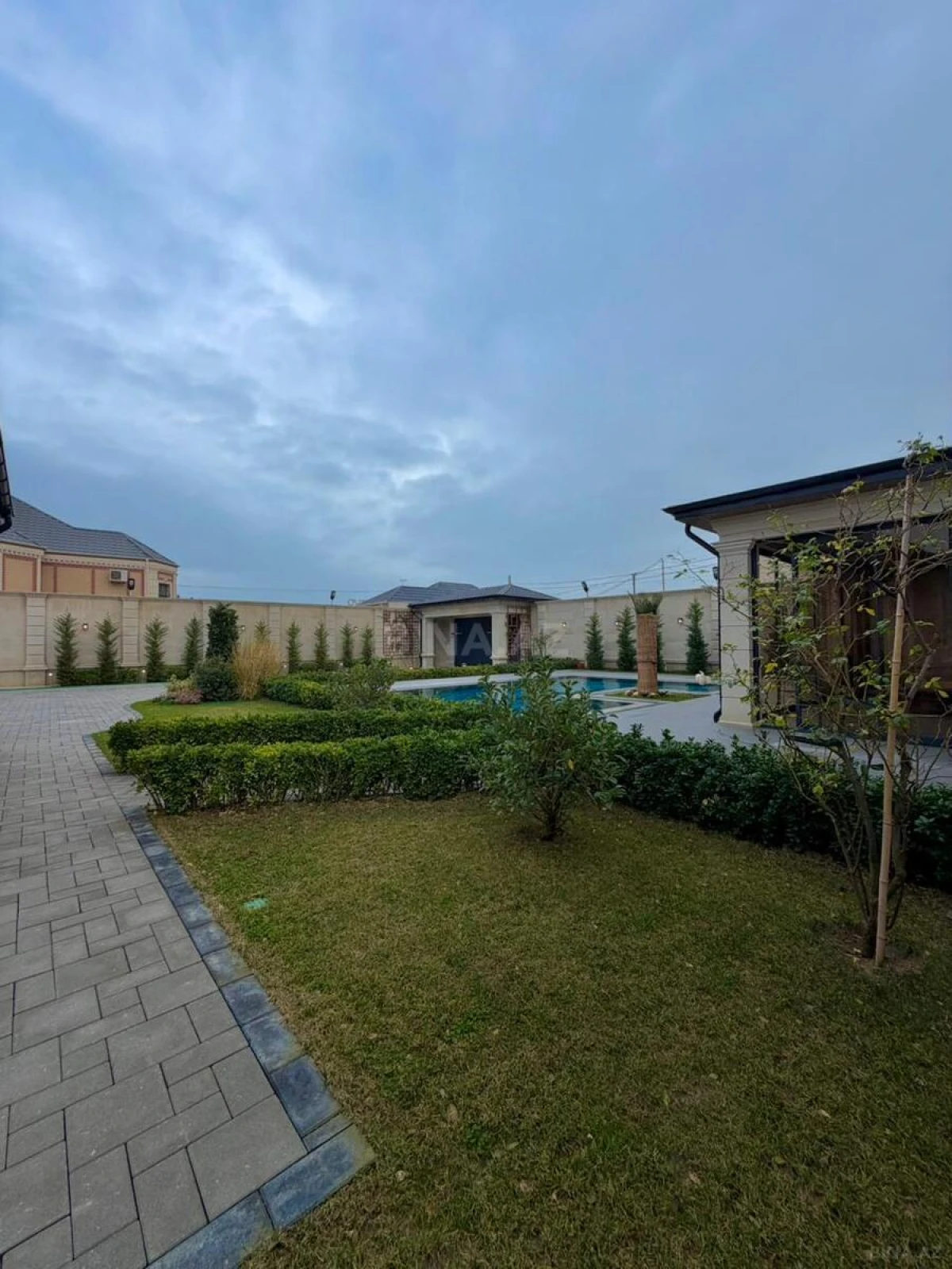 Satılır 5 otaqlı həyət evi 300 m²