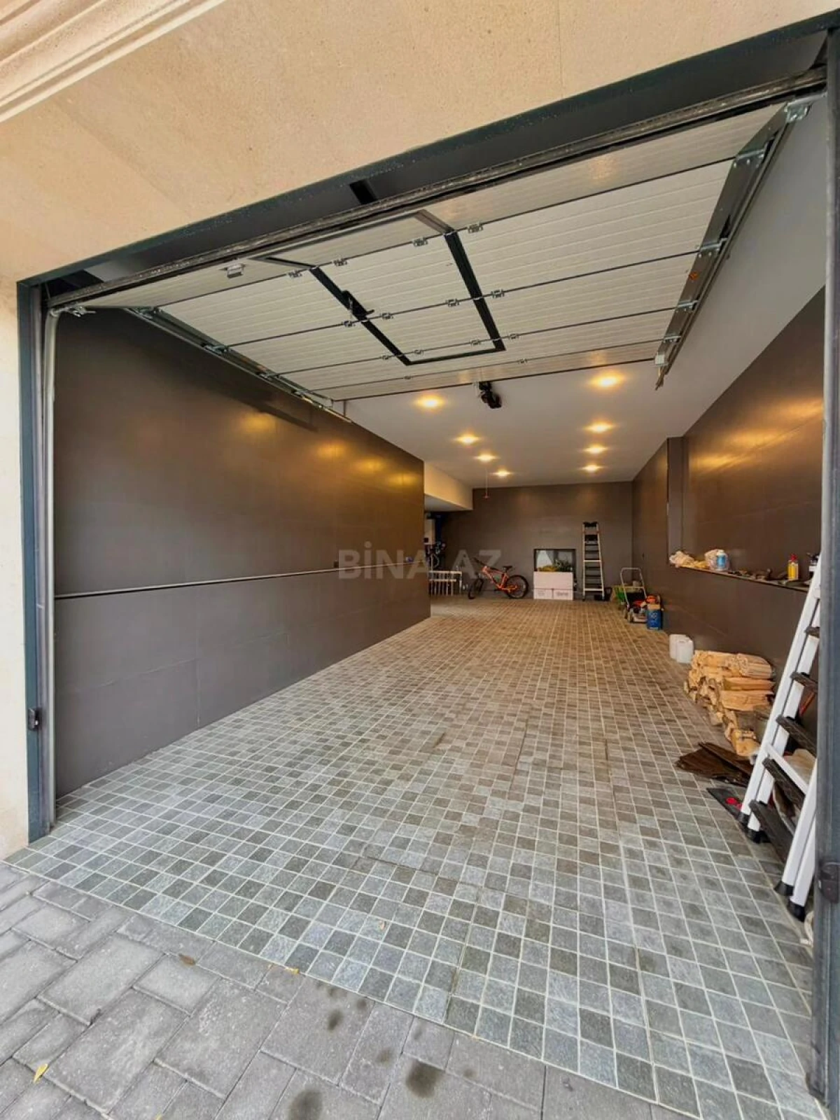 Satılır 5 otaqlı həyət evi 300 m²