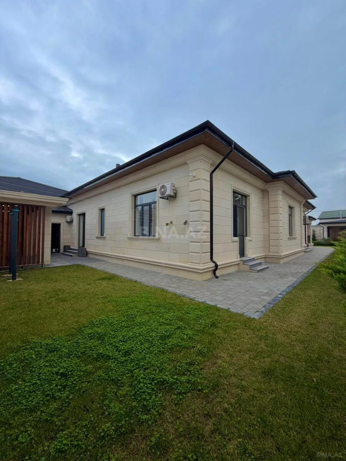 Satılır 5 otaqlı həyət evi 300 m²