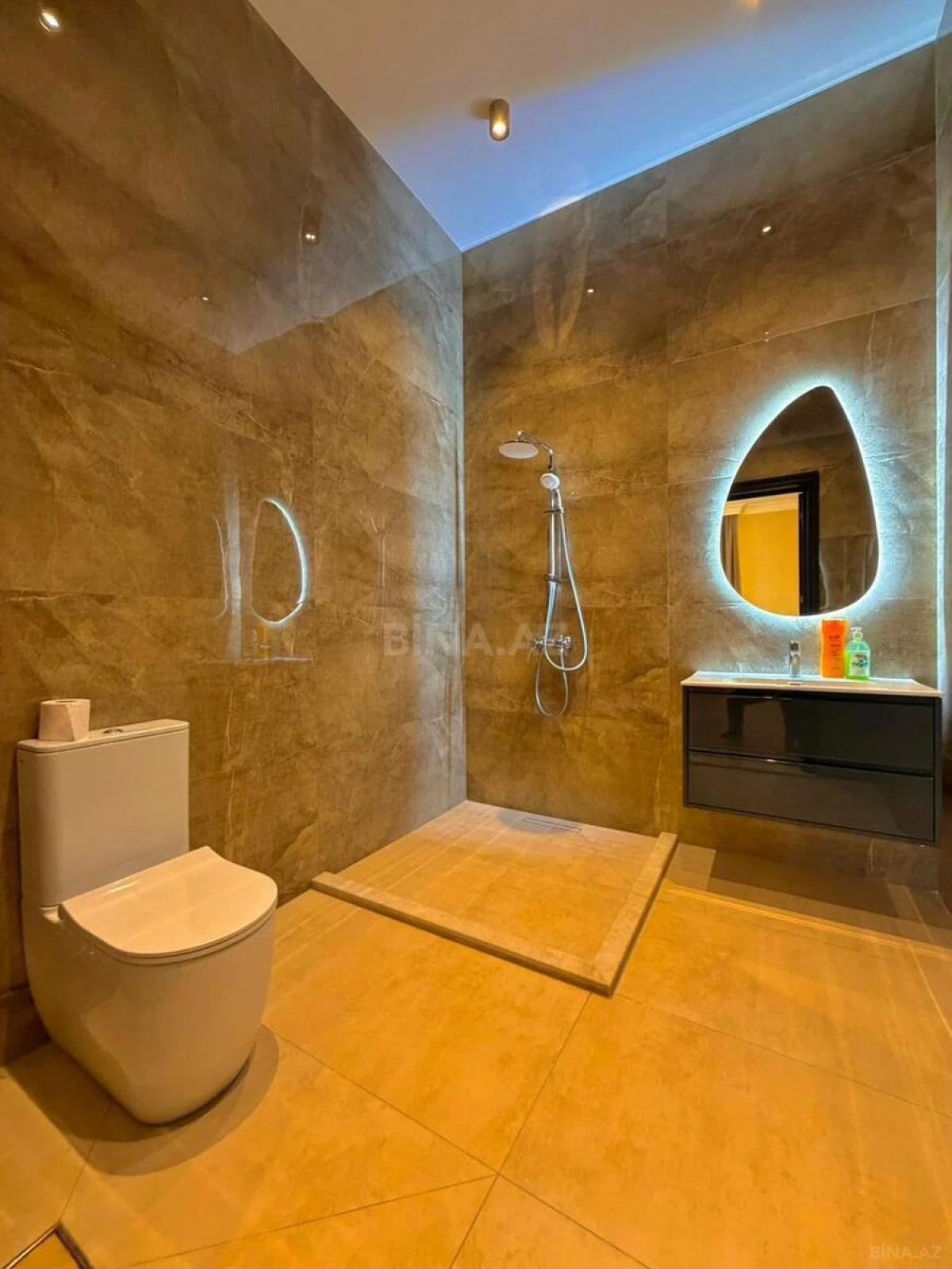 Satılır 5 otaqlı həyət evi 300 m²