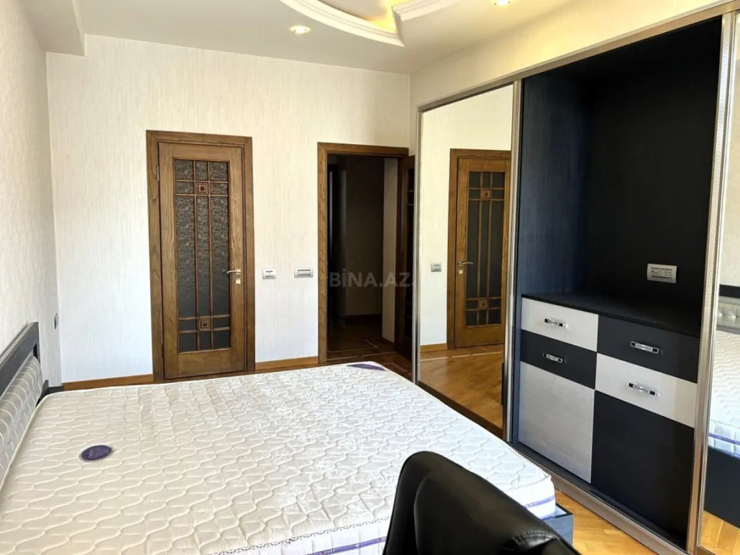 Satılır 3 otaqlı mənzil 138 m²