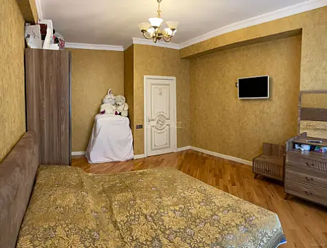 Satılır 4 otaqlı mənzil 150 m²