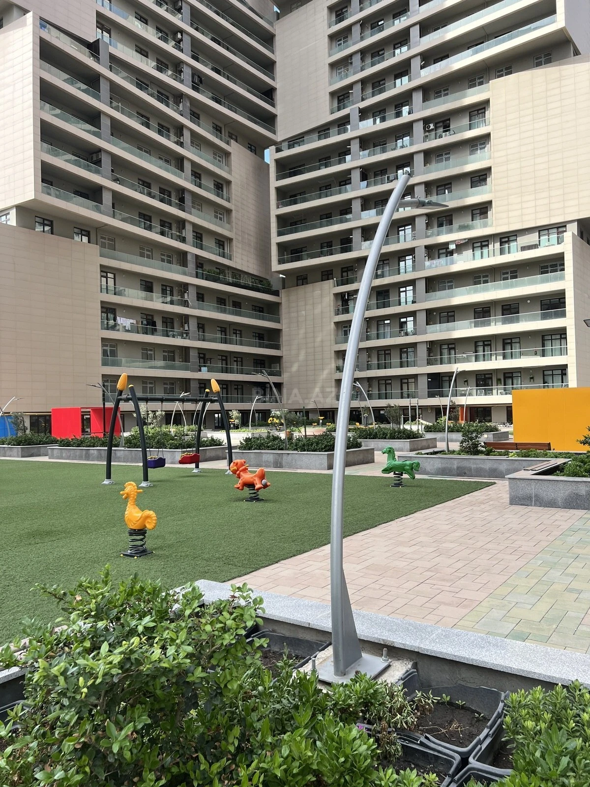 Satılır 2 otaqlı mənzil 99 m²