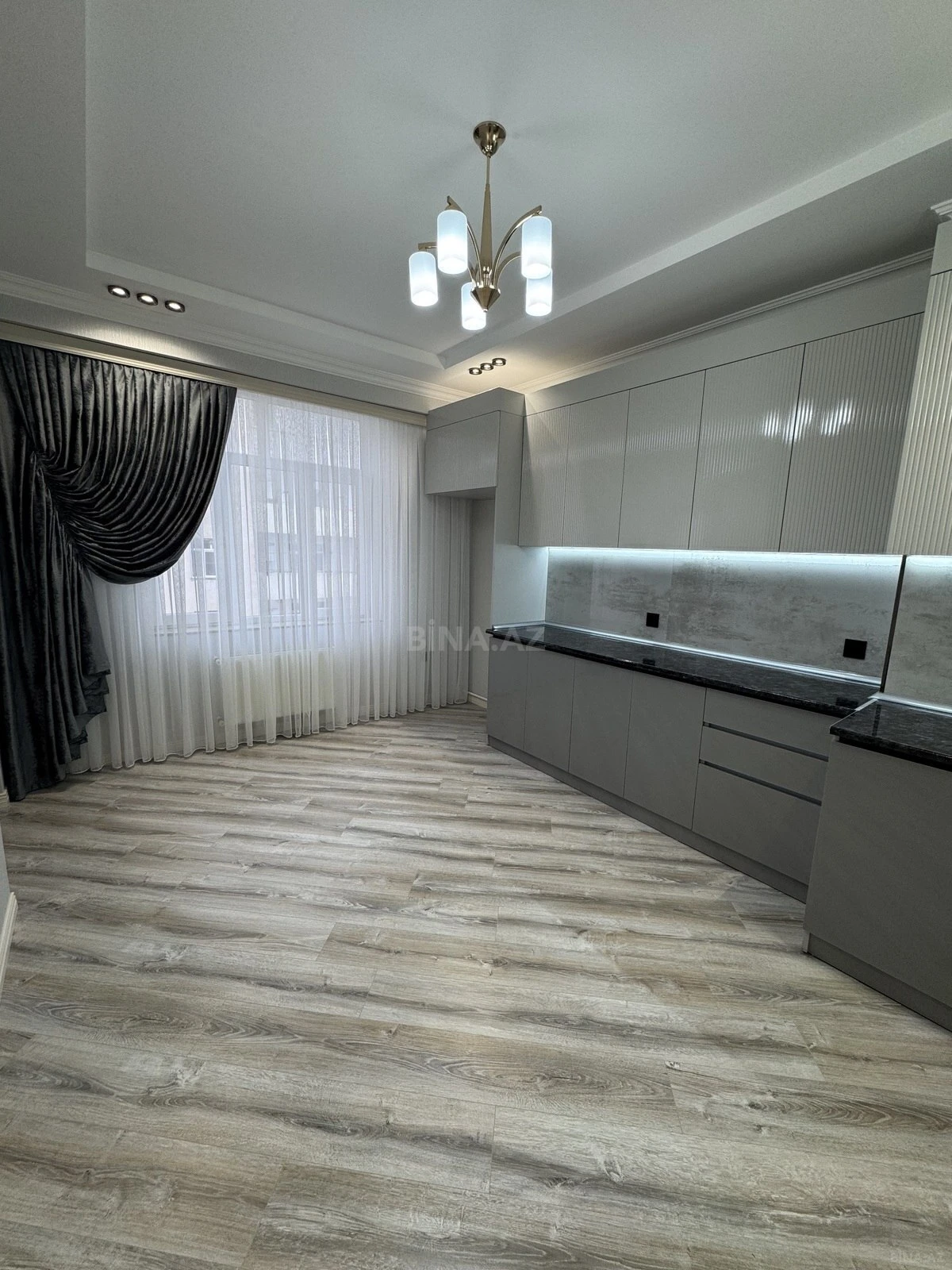 Satılır 3 otaqlı mənzil 98 m²