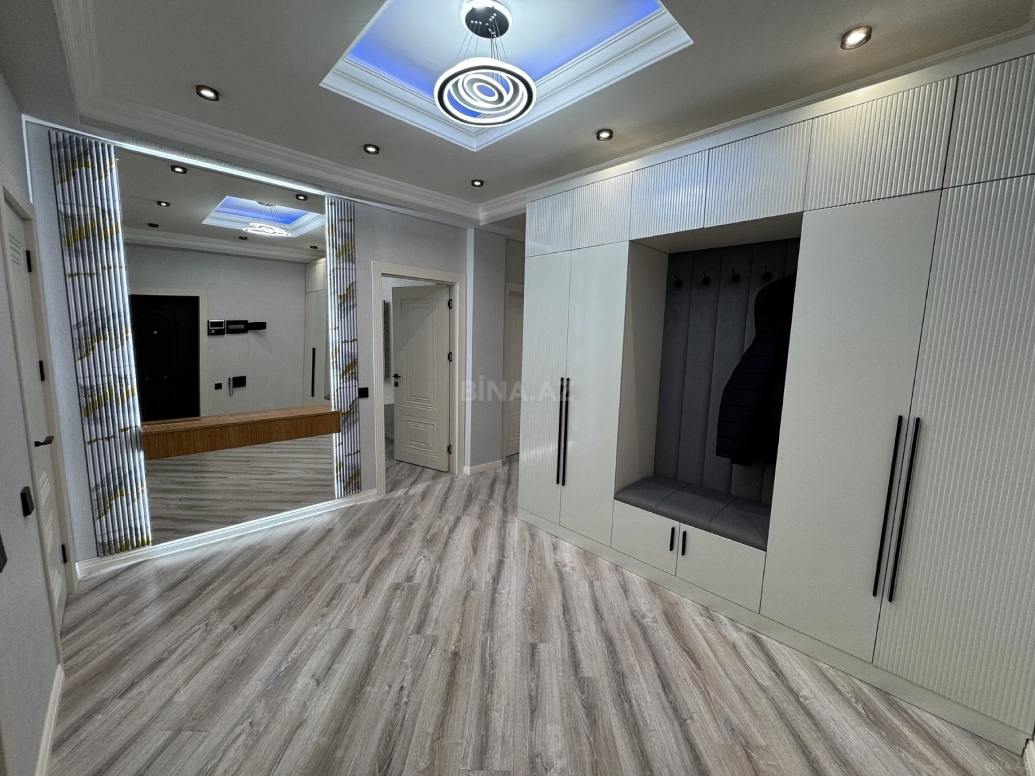 Satılır 3 otaqlı mənzil 98 m²