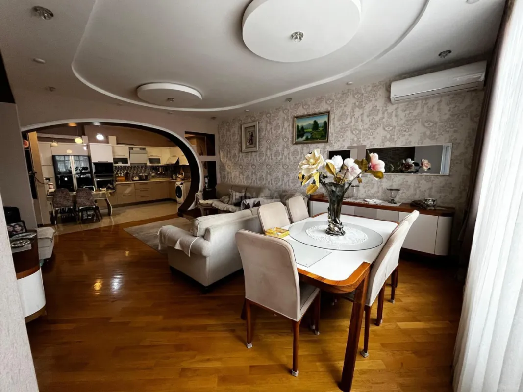 Satılır 4 otaqlı mənzil 120 m²