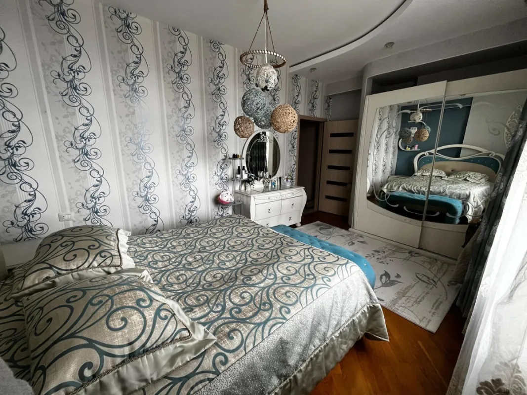 Satılır 4 otaqlı mənzil 120 m²