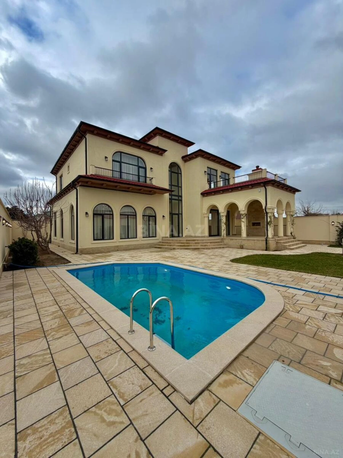 Satılır 6 otaqlı həyət evi 400 m²