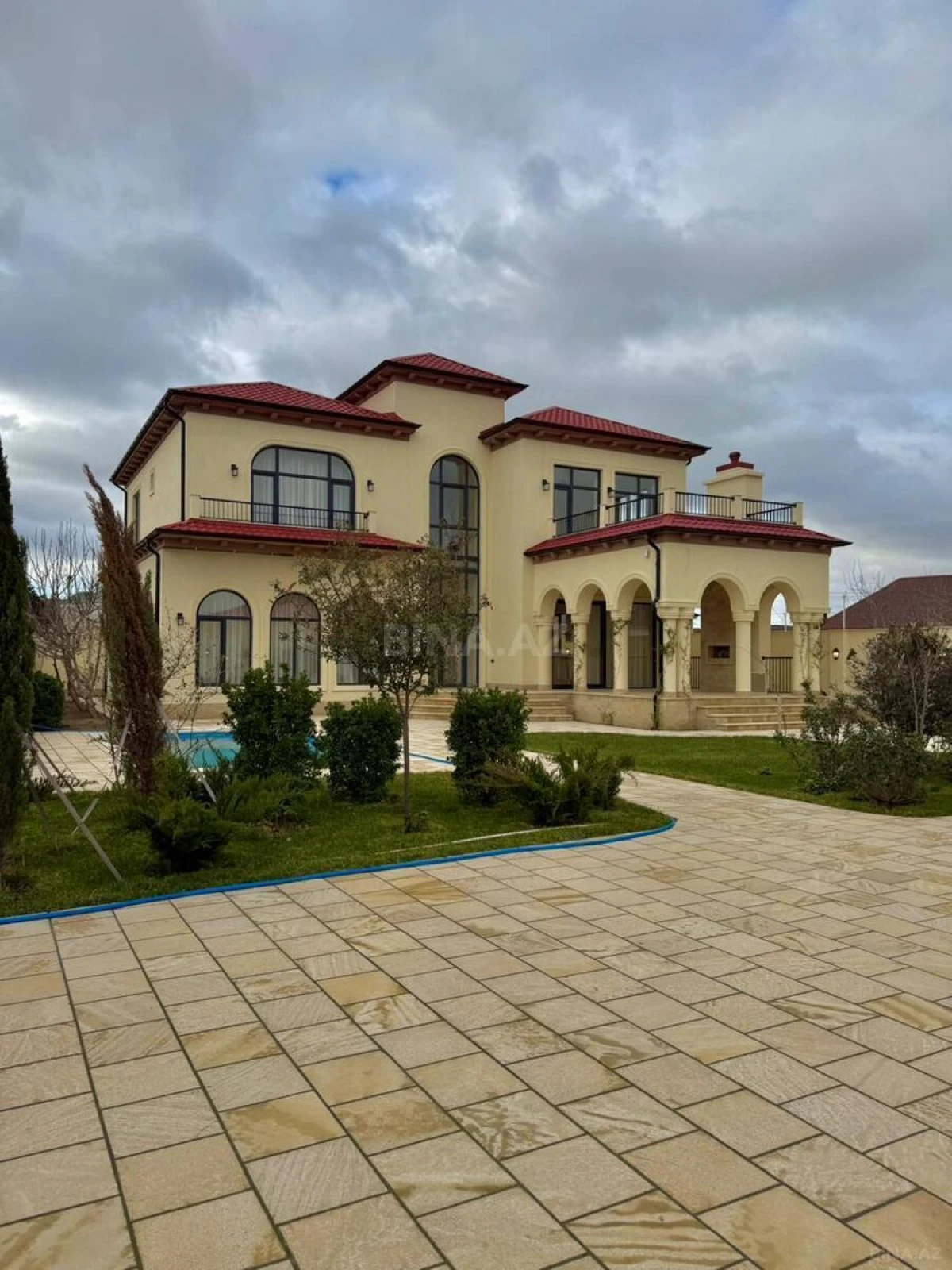 Satılır 6 otaqlı həyət evi 400 m²