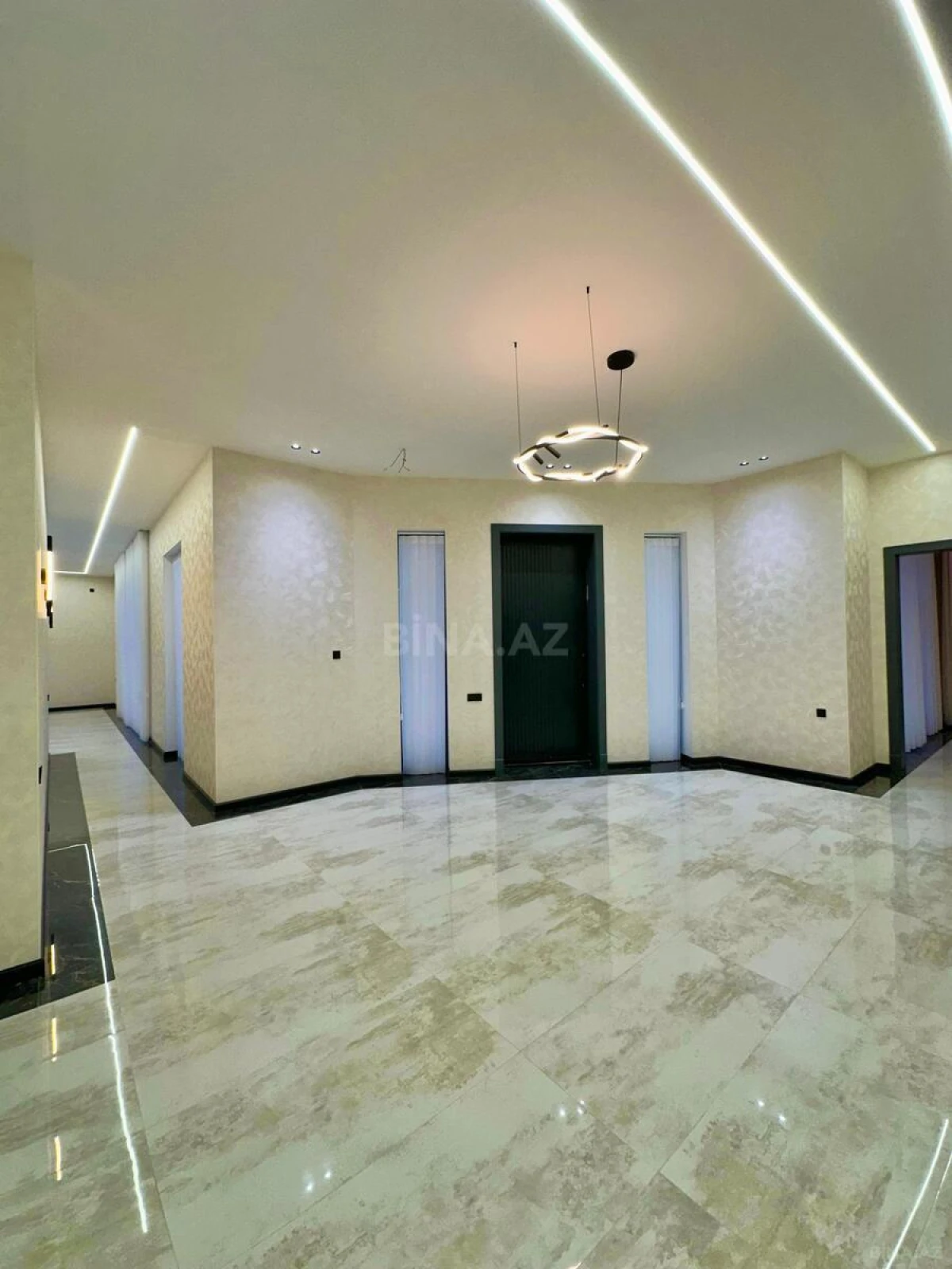 Satılır 5 otaqlı həyət evi 240 m²