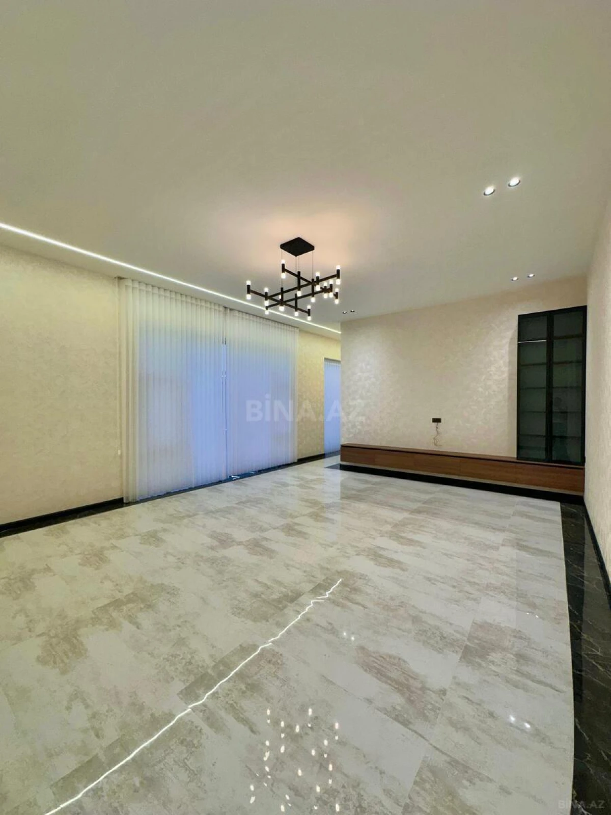 Satılır 5 otaqlı həyət evi 240 m²