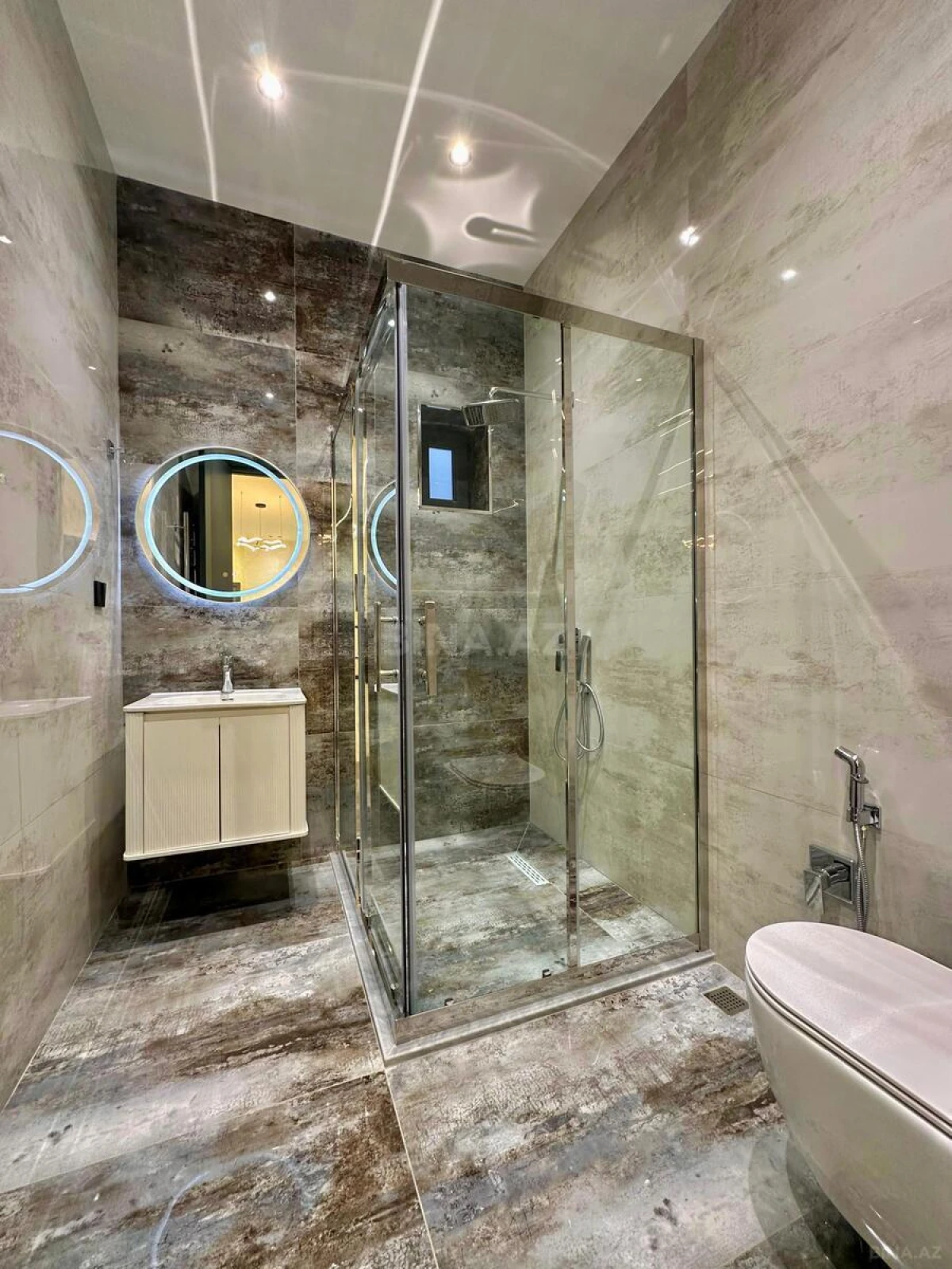 Satılır 5 otaqlı həyət evi 240 m²