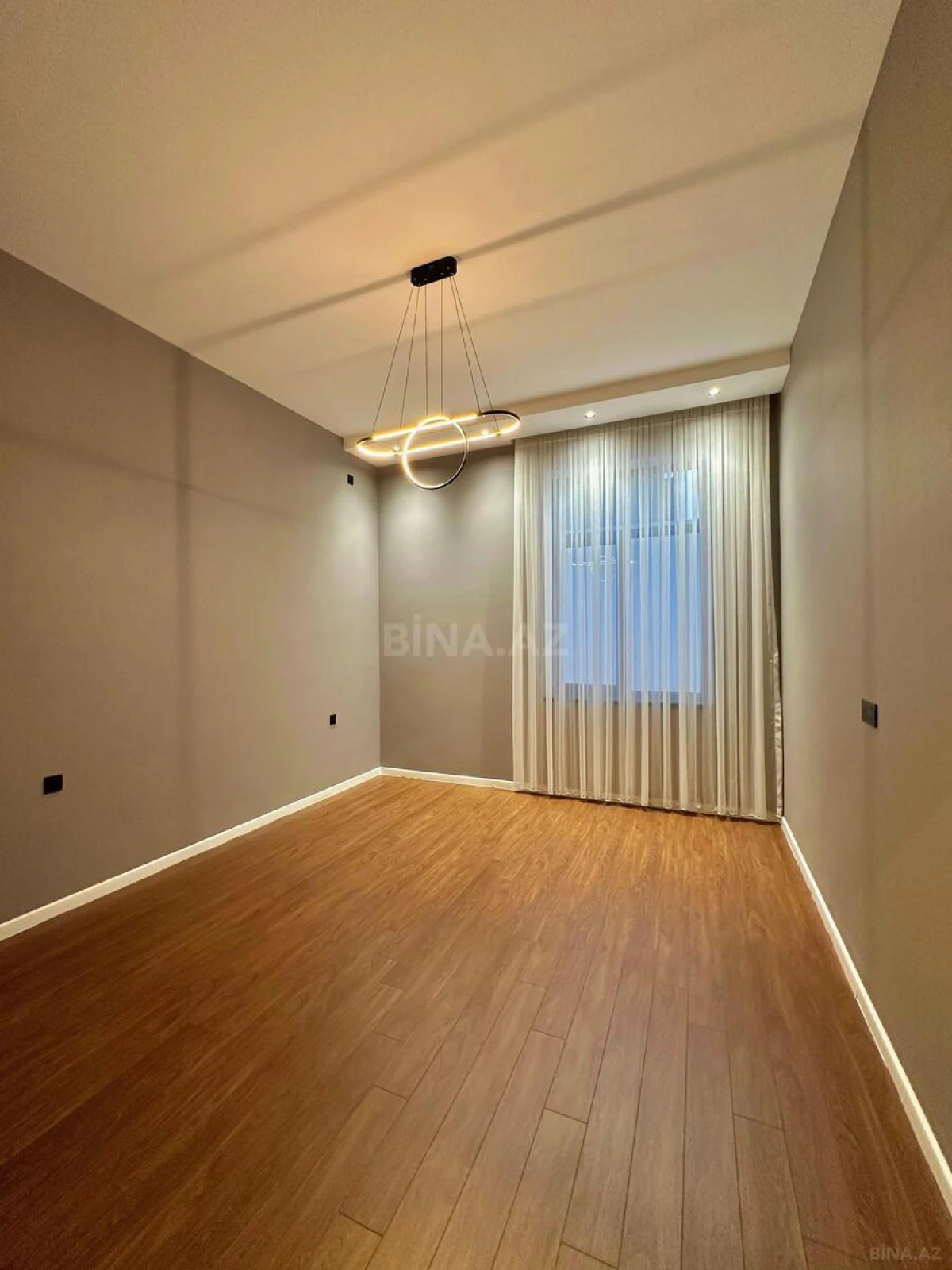 Satılır 5 otaqlı həyət evi 240 m²