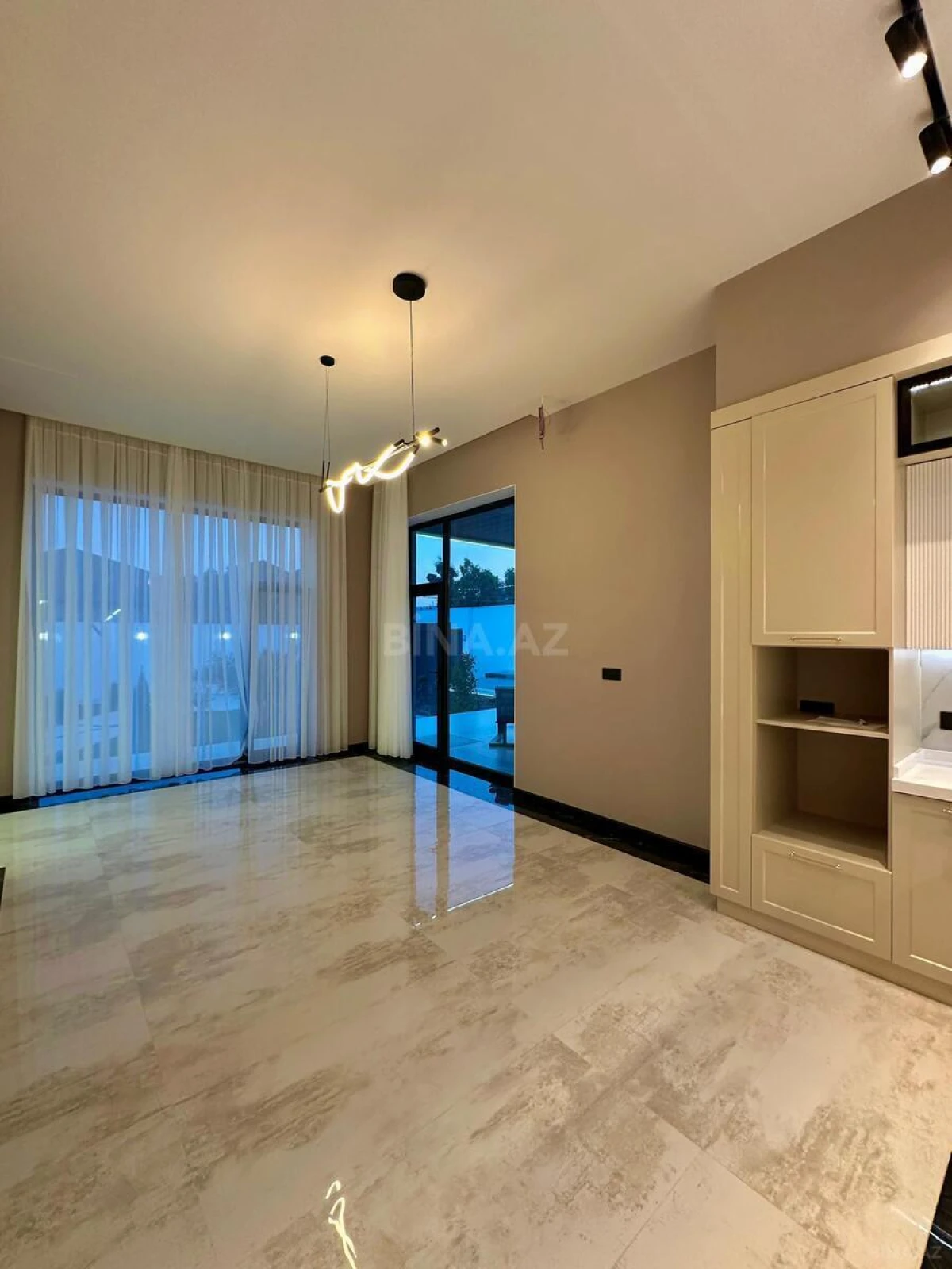 Satılır 5 otaqlı həyət evi 240 m²