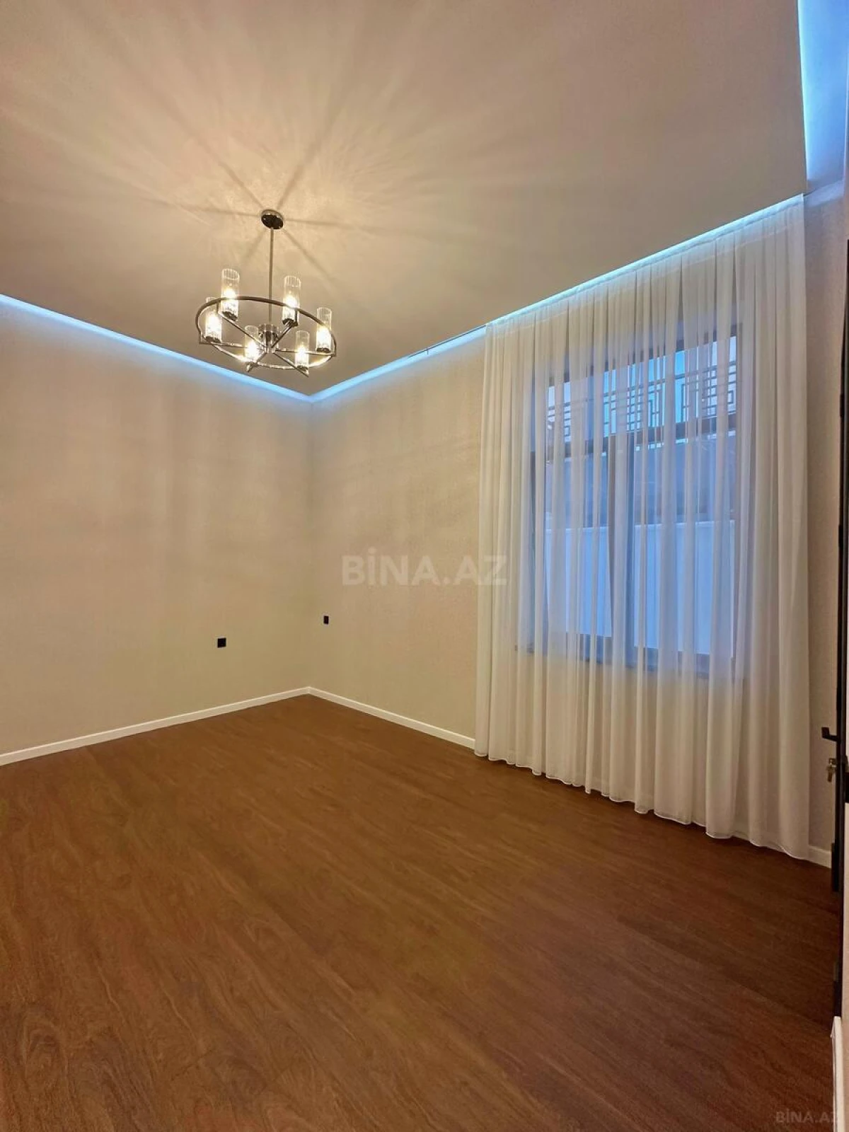 Satılır 5 otaqlı həyət evi 240 m²