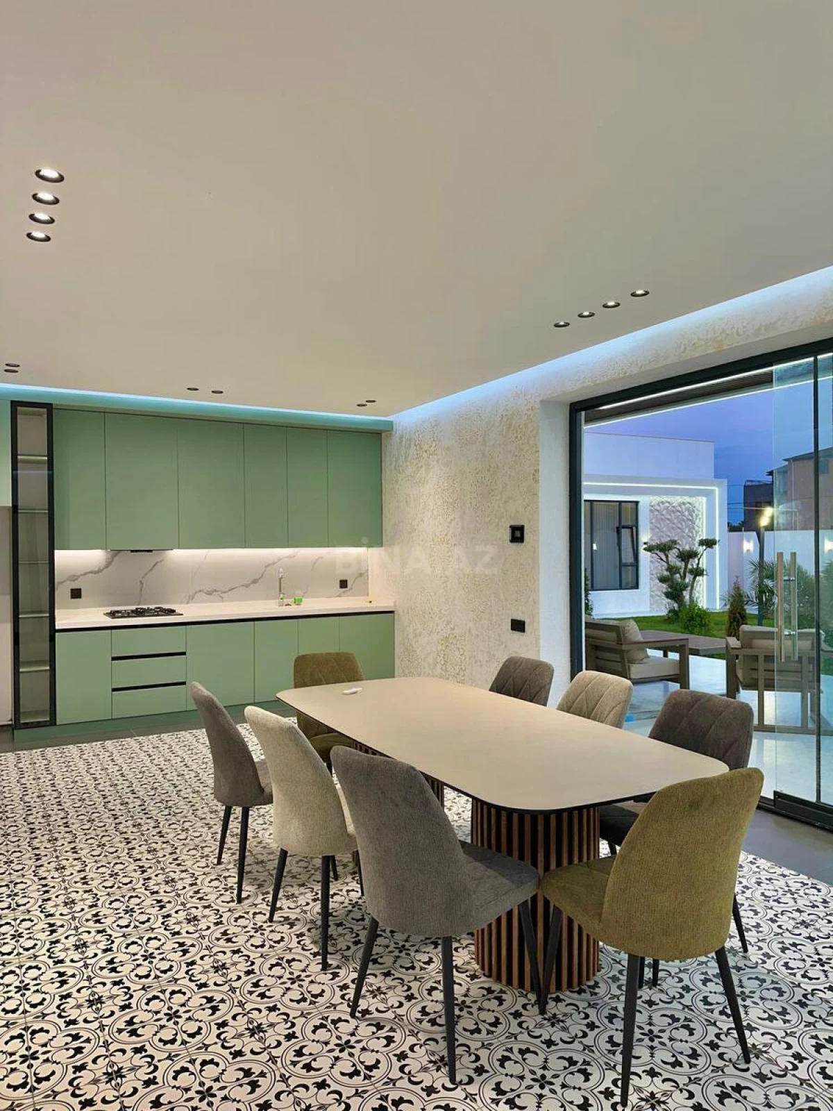 Satılır 5 otaqlı həyət evi 240 m²