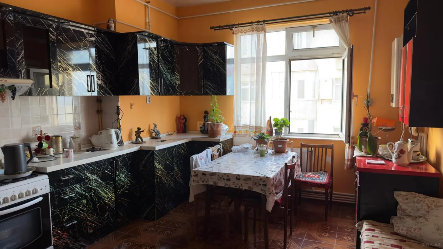 Satılır 4 otaqlı mənzil 145 m²