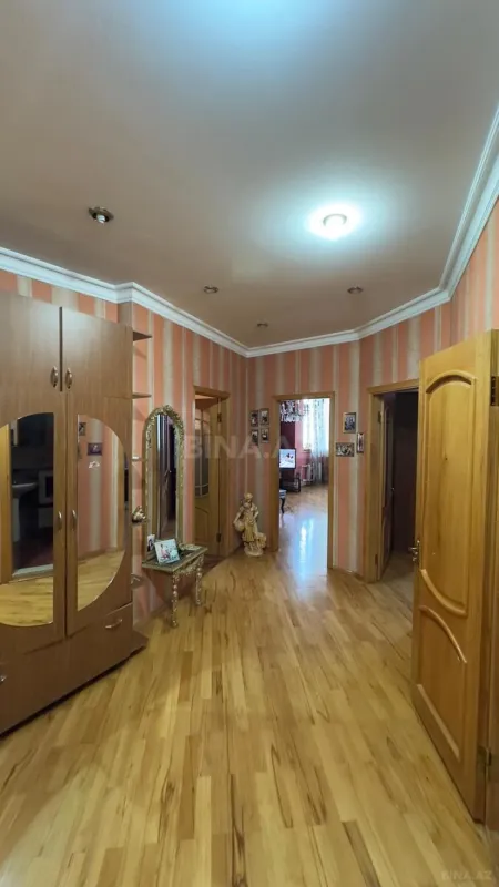 Satılır 4 otaqlı mənzil 145 m²