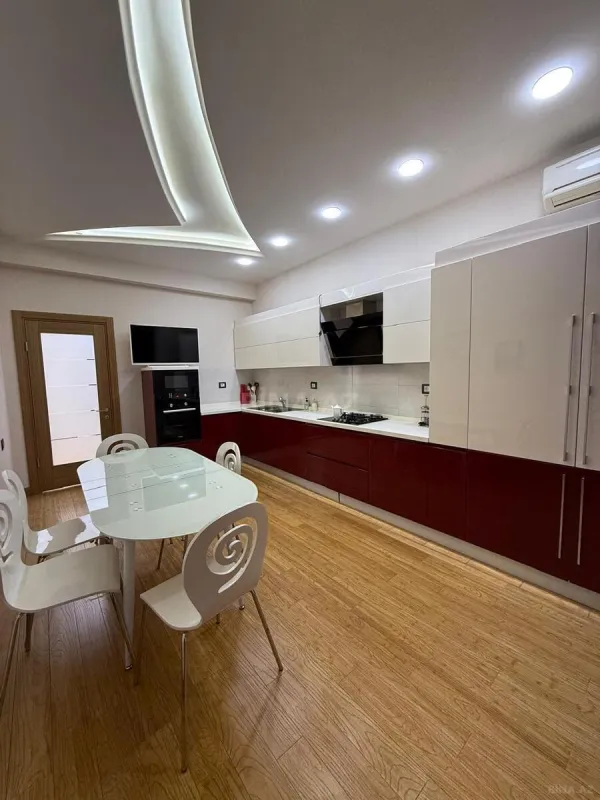 Kirayə verilir 4 otaqlı mənzil 210 m²