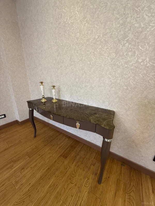 Kirayə verilir 4 otaqlı mənzil 210 m²