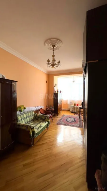 Satılır 4 otaqlı mənzil 140 m²
