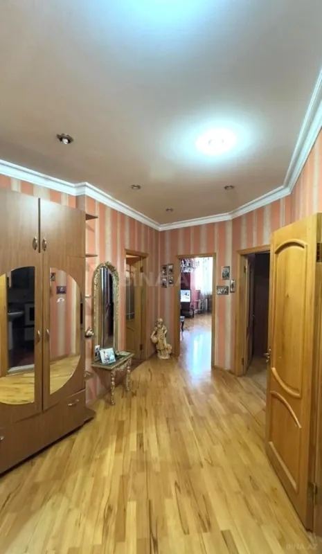 Satılır 4 otaqlı mənzil 140 m²