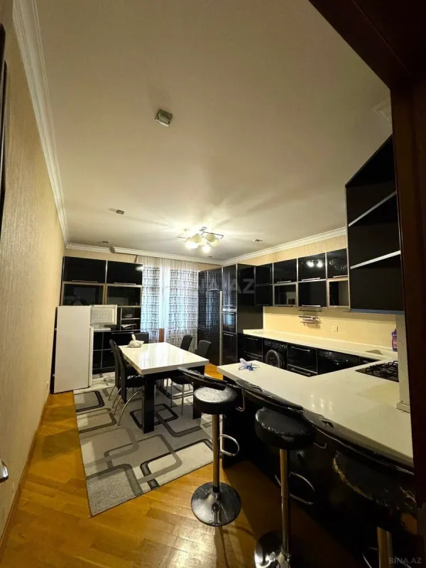 Satılır 4 otaqlı mənzil 175 m²