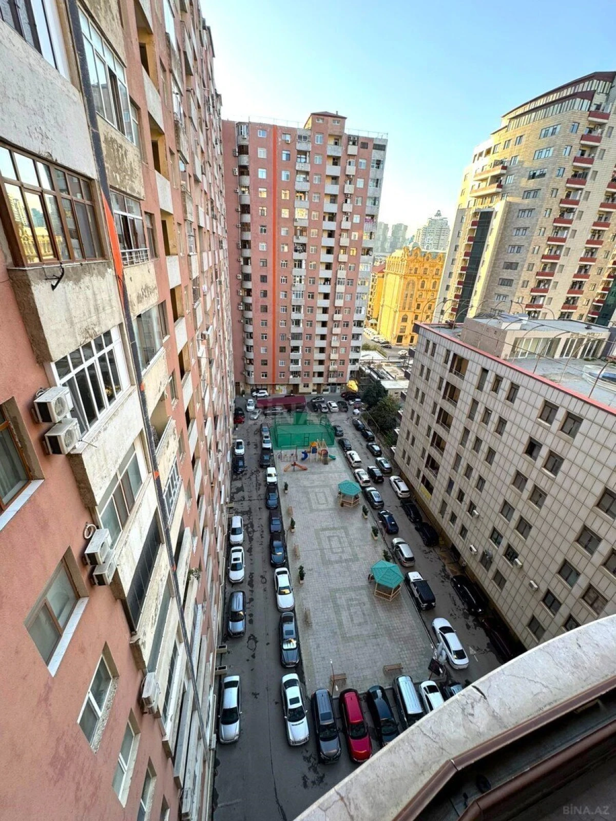 Satılır 4 otaqlı mənzil 175 m²