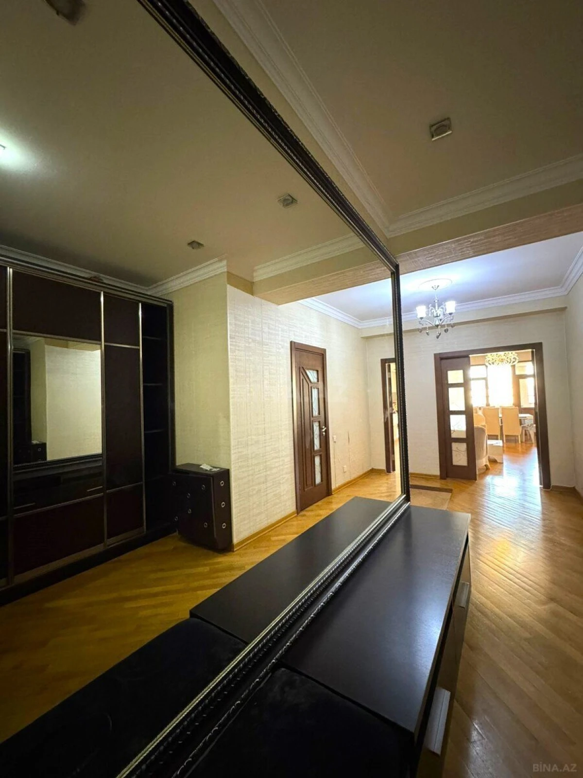 Satılır 4 otaqlı mənzil 175 m²