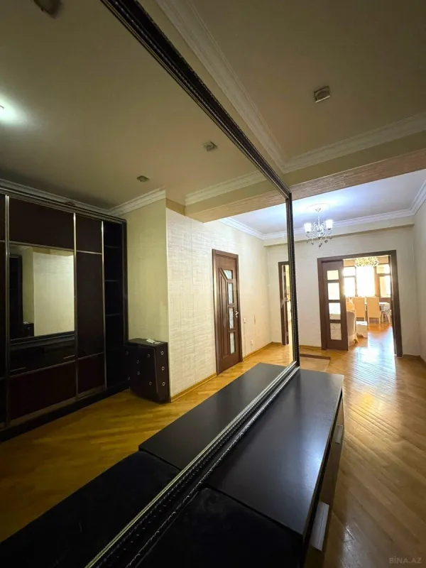Satılır 4 otaqlı mənzil 175 m²