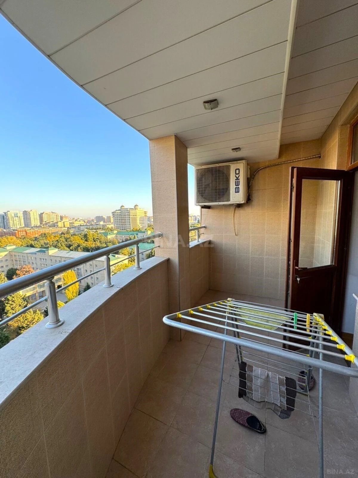 Satılır 4 otaqlı mənzil 175 m²