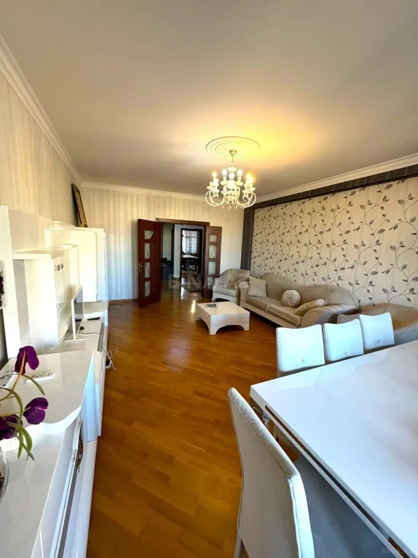 Satılır 4 otaqlı mənzil 175 m²