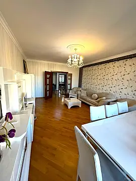 Satılır 4 otaqlı mənzil 175 m²