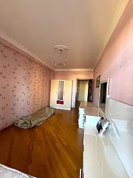 Satılır 4 otaqlı mənzil 175 m²