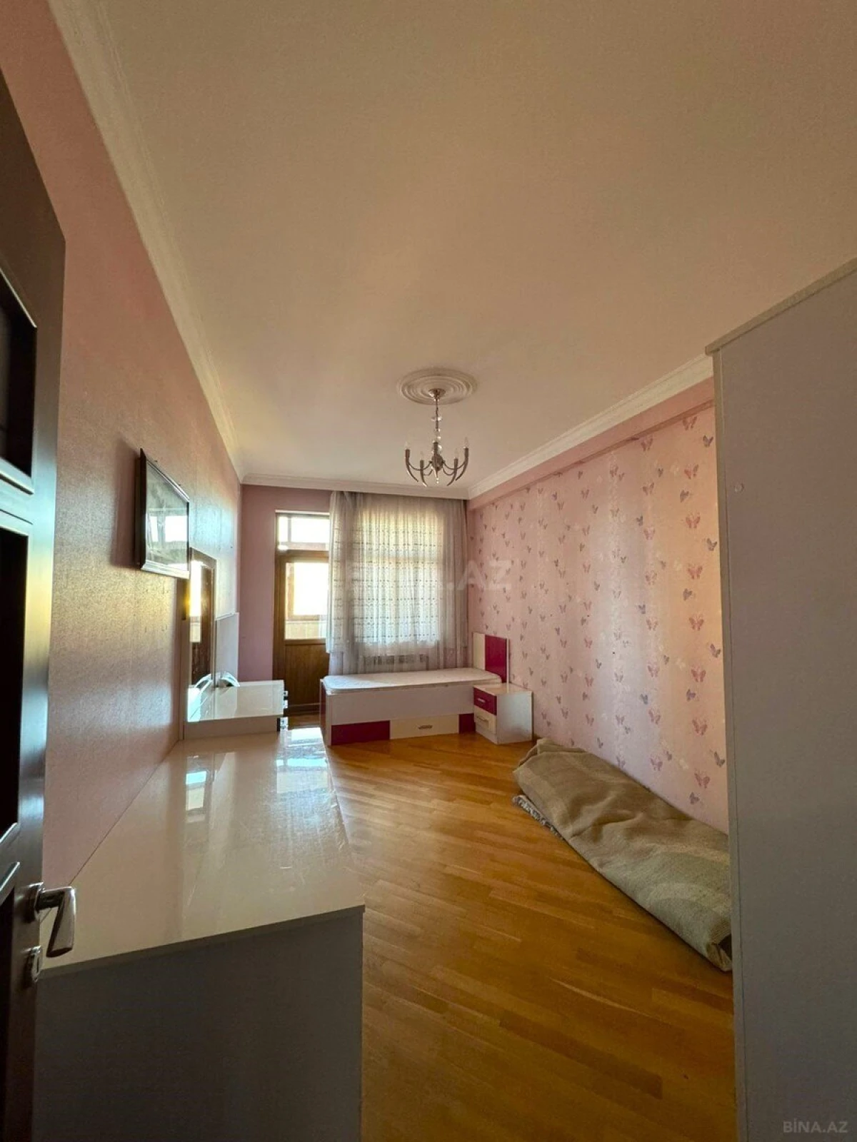 Satılır 4 otaqlı mənzil 175 m²